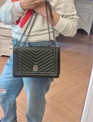 Borsetta nera trapuntata con logo