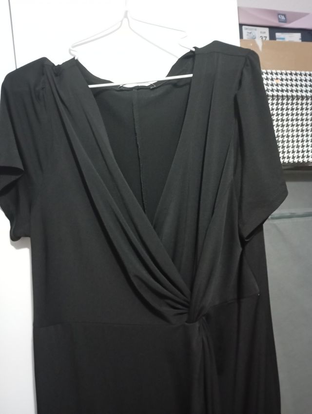 Vestido negro cruzado