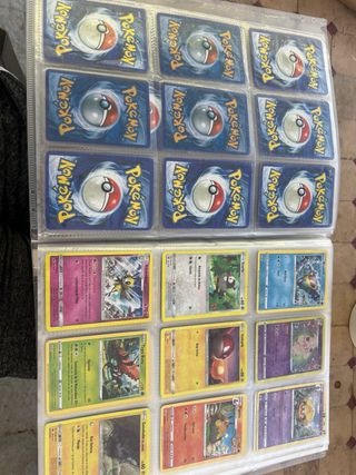 Álbum de cromos Pokémon sin revisar