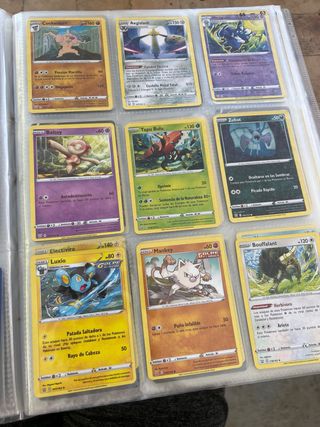 Álbum de cromos Pokémon sin revisar