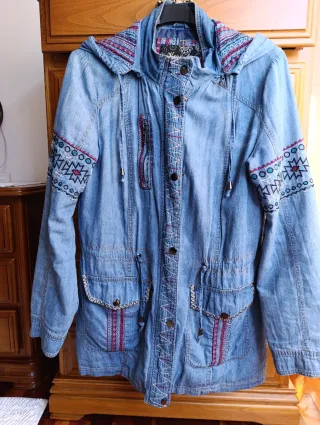 Chaqueta vaquera con bordados