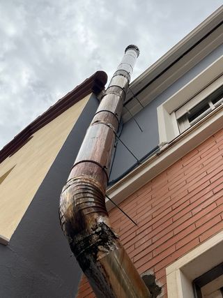 Chimenea con tubo de salida exterior