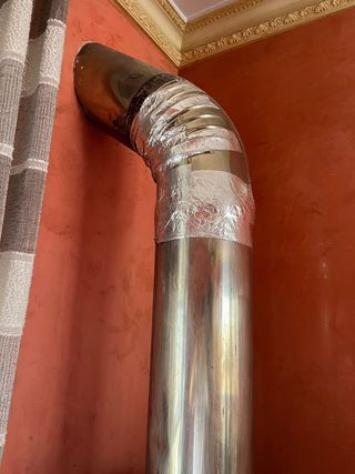 Chimenea con tubo de salida exterior