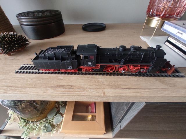 Modellino di treno DB nero e rosso Penso che sia in scala N.