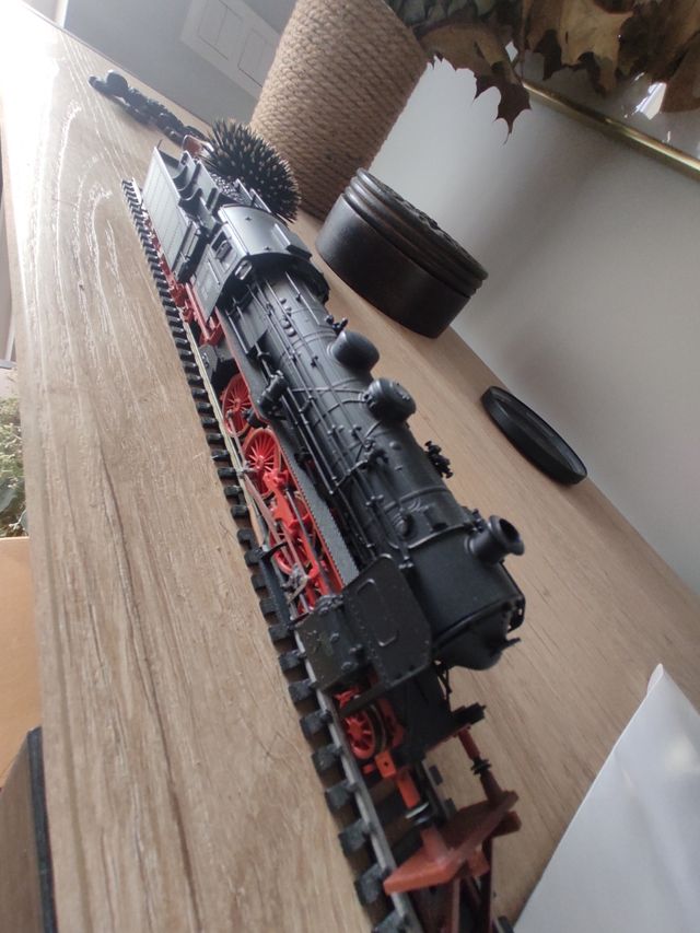 Modellino di treno DB nero e rosso Penso che sia in scala N.