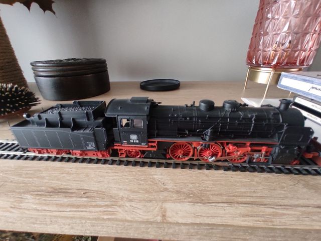 Modellino di treno DB nero e rosso Penso che sia in scala N.