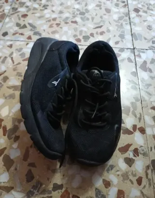 Zapatos negros deportivos