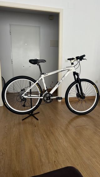 Bicicleta de Montaña BH + accesorios