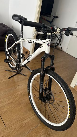 Bicicleta de Montaña BH + accesorios