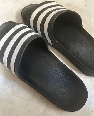 Chanclas Adidas Negras Tiras Blancas