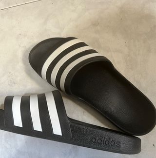 Chanclas Adidas Negras Tiras Blancas