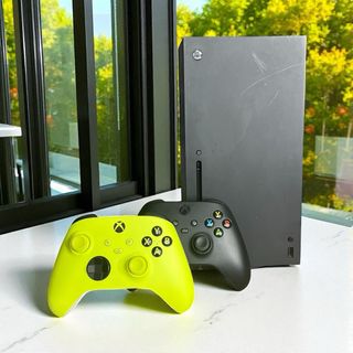 Xbox Series X + 2 Controles (Negro y Verde)