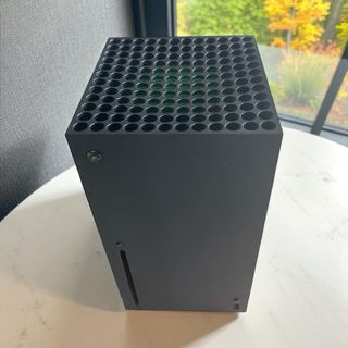 Xbox Series X + 2 Controles (Negro y Verde)