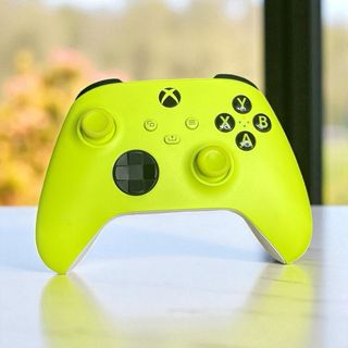 Xbox Series X + 2 Controles (Negro y Verde)