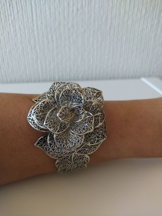 Brazalete plateado diseño flor
