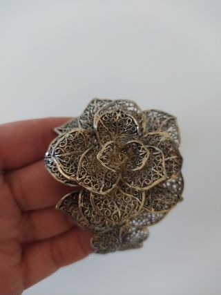 Brazalete plateado diseño flor