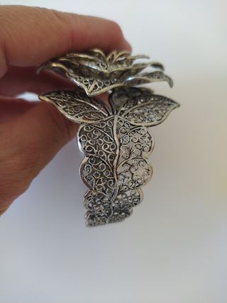 Brazalete plateado diseño flor