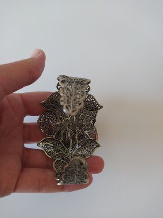 Brazalete plateado diseño flor