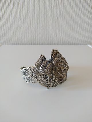 Brazalete plateado diseño flor