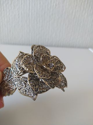 Brazalete plateado diseño flor