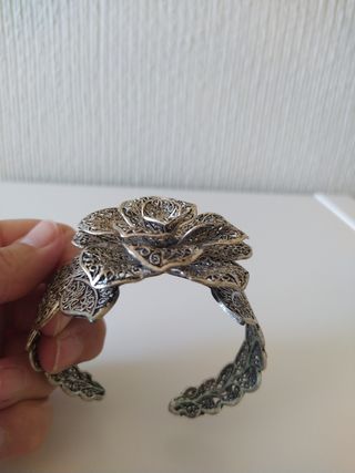 Brazalete plateado diseño flor