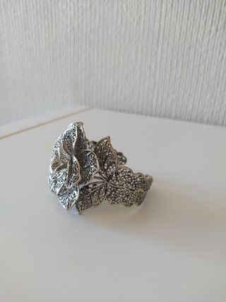 Brazalete plateado diseño flor