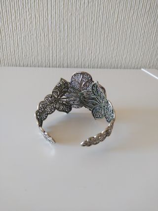 Brazalete plateado diseño flor