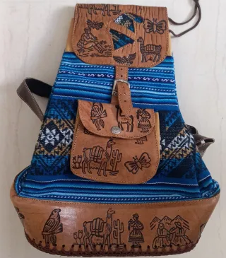 Mochila artesanal bordada y cuero