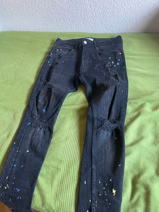 Pantalón vaquero negro roto pintado
