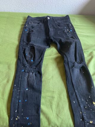 Pantalón vaquero negro roto pintado