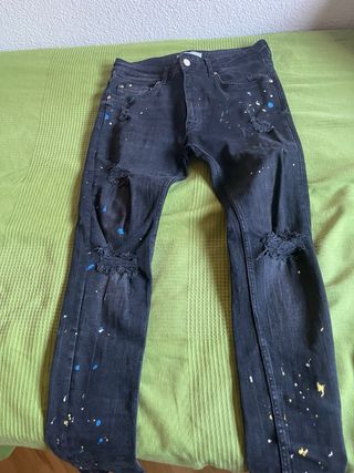 Pantalón vaquero negro roto pintado