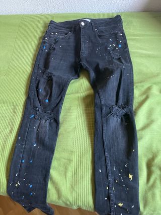 Pantalón vaquero negro roto pintado