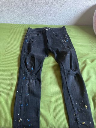 Pantalón vaquero negro roto pintado