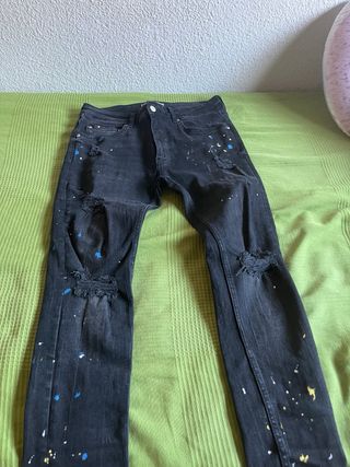 Pantalón vaquero negro roto pintado