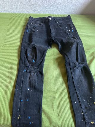 Pantalón vaquero negro roto pintado