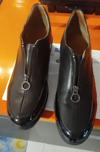 Zapatos elegantes piel charol cremallera