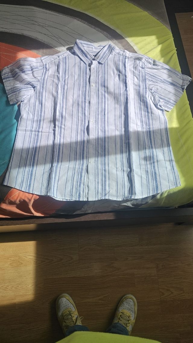 Camisa de rayas azules y blancas