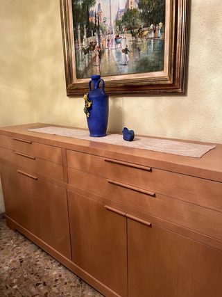 Mueble de madera color marrón