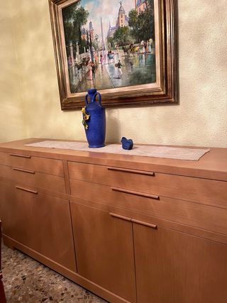 Mueble de madera color marrón