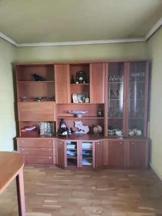 Mueble de salón madera y cristal