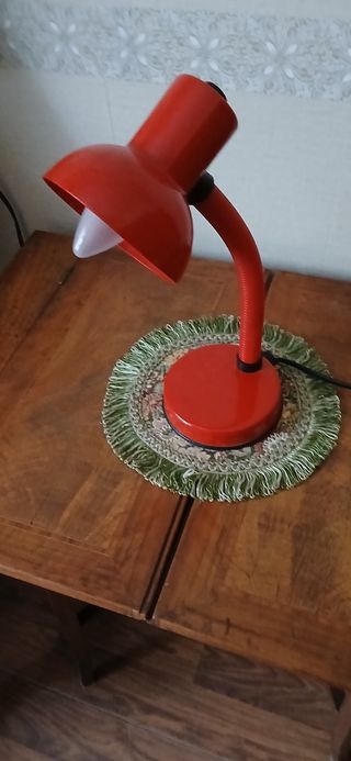 Lampada da tavolo rossa vintage