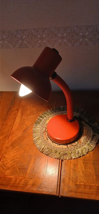 Lampada da tavolo rossa vintage