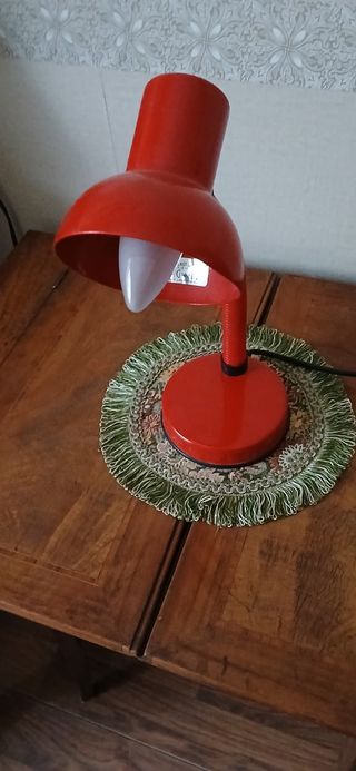 Lampada da tavolo rossa vintage