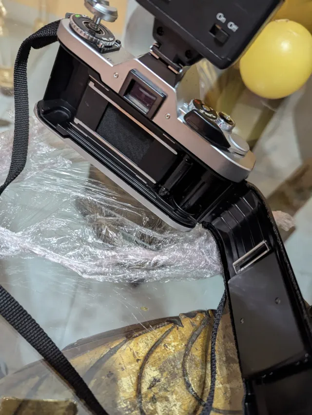 Fotocamera Canon AV-1 con flash Meikai