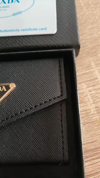 Tarjetero Prada Negro y Dorado