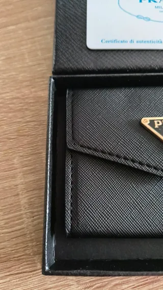 Tarjetero Prada Negro y Dorado
