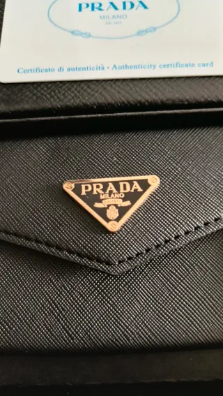 Tarjetero Prada Negro y Dorado