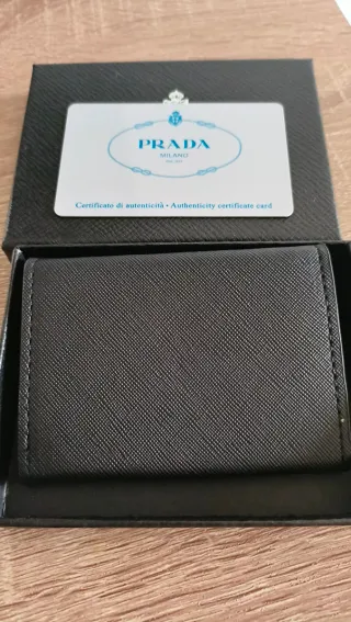 Tarjetero Prada Negro y Dorado