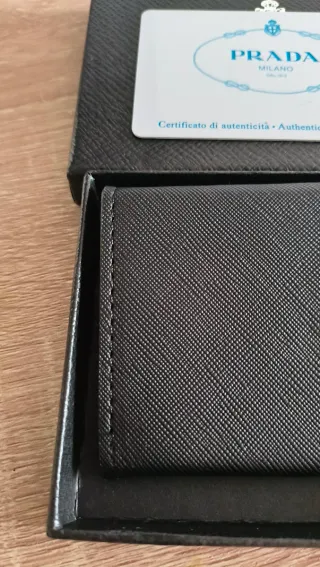 Tarjetero Prada Negro y Dorado