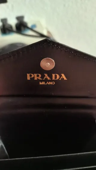 Tarjetero Prada Negro y Dorado